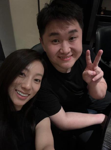 张百乔小雪互动张百乔小雪力破离婚传言 张百乔在妻子小雪28岁生日时与之互动，回应