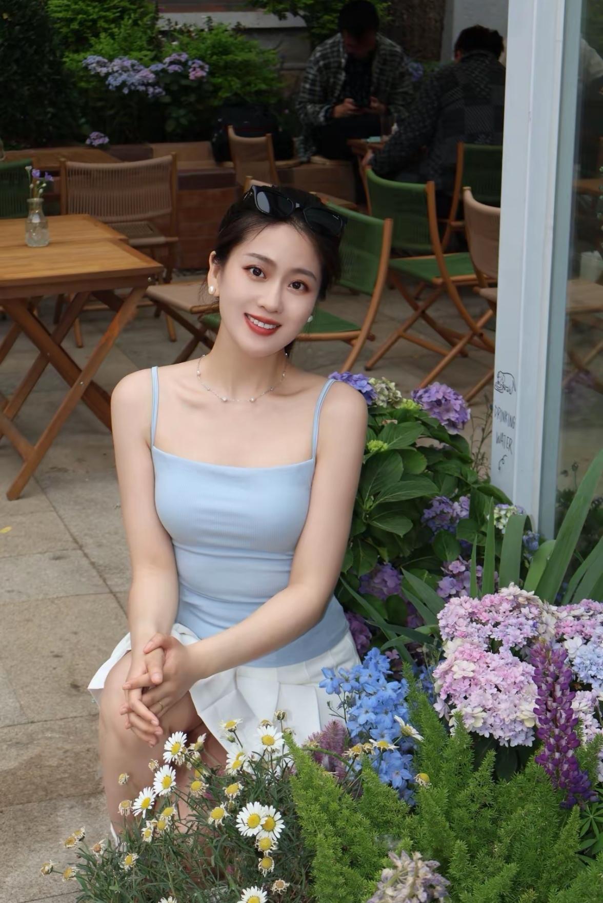 在花丛中微笑，享受美好时光