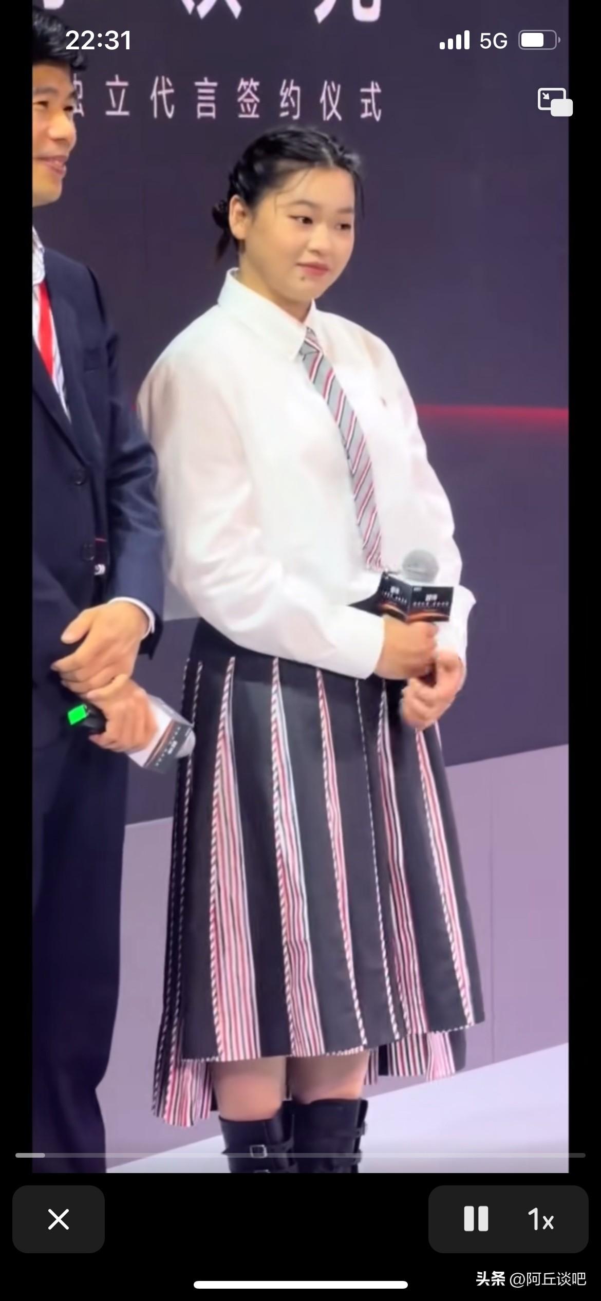 谁说全红婵不懂得礼貌，看看她的变化有多大，不仅成长为亭亭玉立的少女，还是个懂礼貌