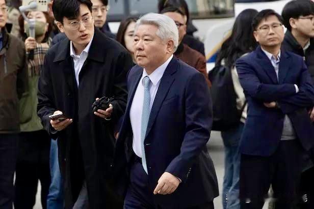 2月24日，韩国前总统尹锡悦正式向首尔中央地方法院提交上诉状。其法律团队表示，一