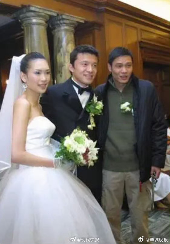 【#佟晨洁第一任丈夫是谢晖#】4月2日，佟晨洁在《Papi热烈欢迎》透露自己已经