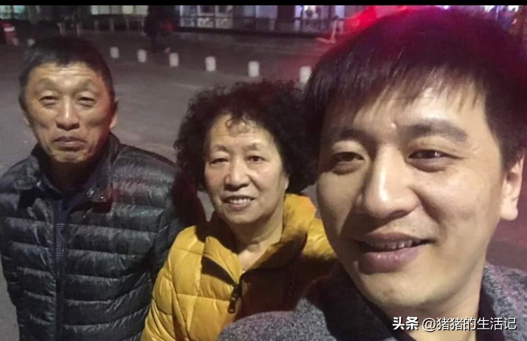 2017年张雪峰老师接父母去苏州过年，一家三口合影看起来都很开心。

张雪峰拿着