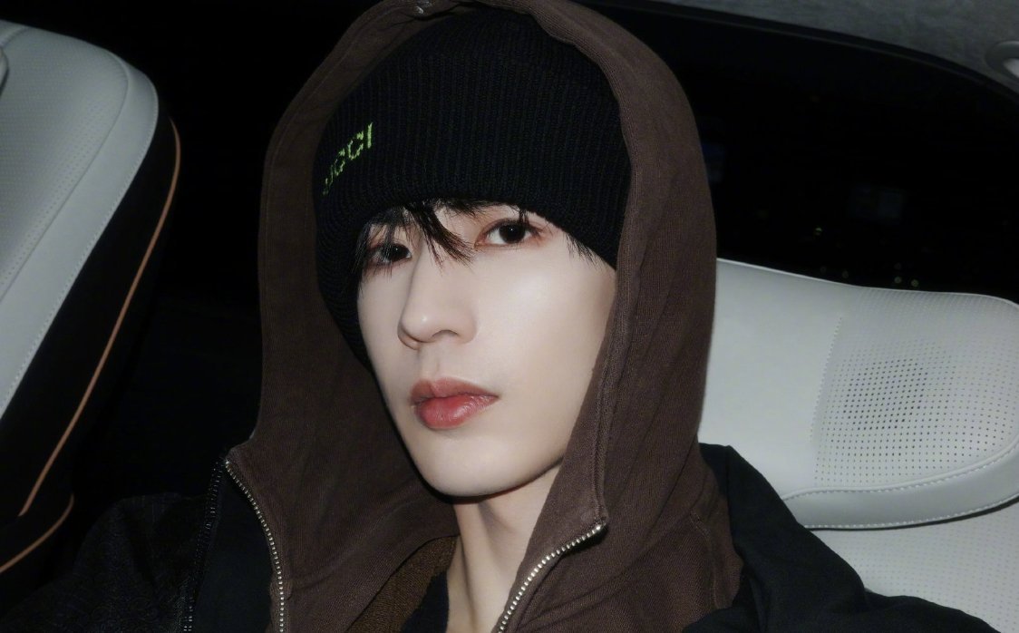 张凌赫工作室 拍出了张凌赫的死角连续两条营业视频因颜值失真被删，棱角下颌线变模糊