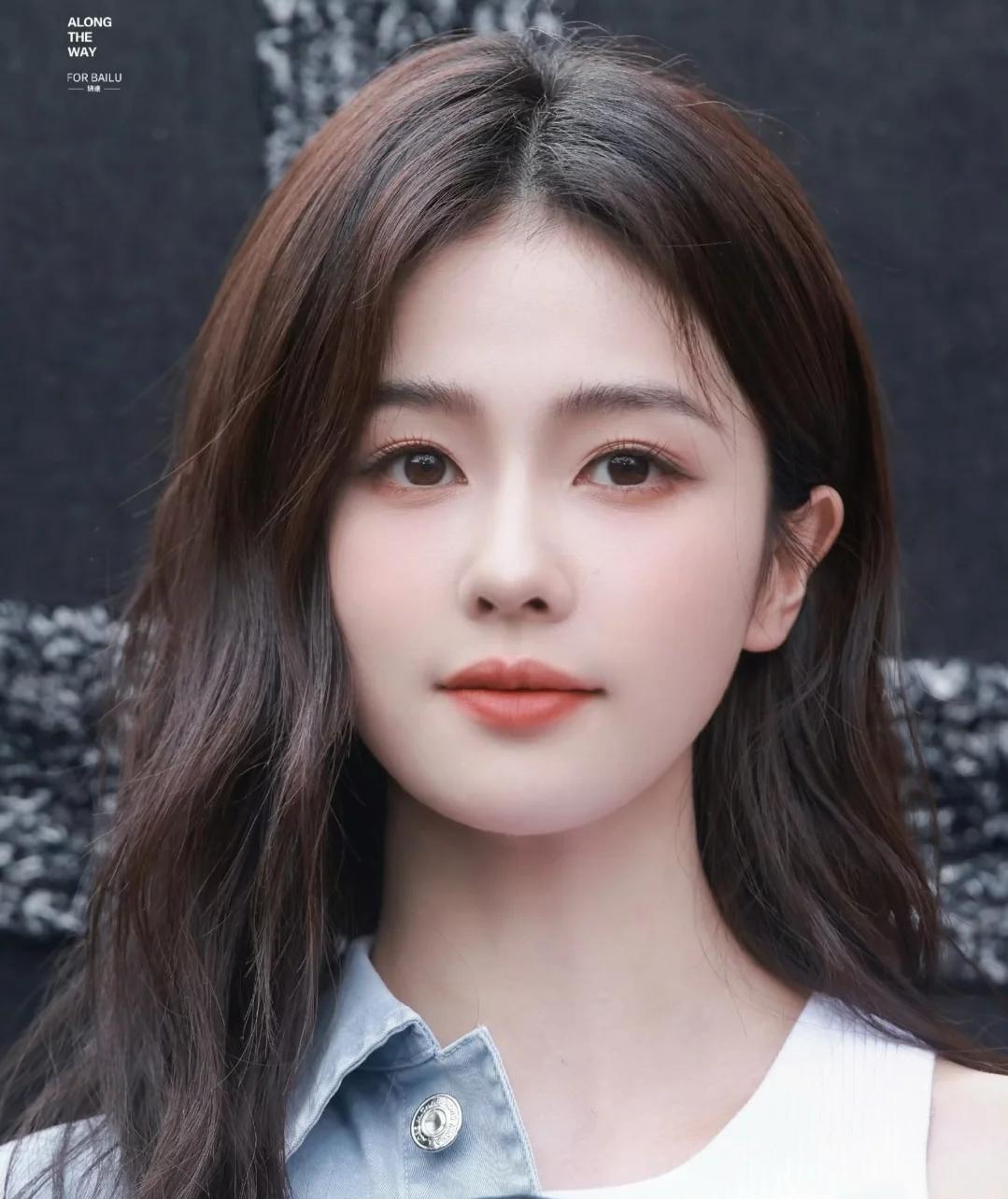 深夜里，粉圈又被一条新剧官宣炸醒。
先是狂喜，下一秒变成了心疼。
白鹿像个不停发