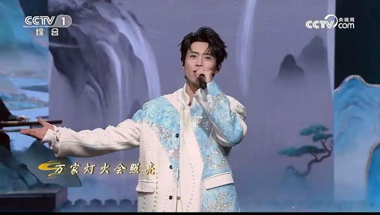 魏晨把家国情怀唱出来了魏晨真的一身正气啊！网络春晚真的太会了！找魏晨唱这首歌真的