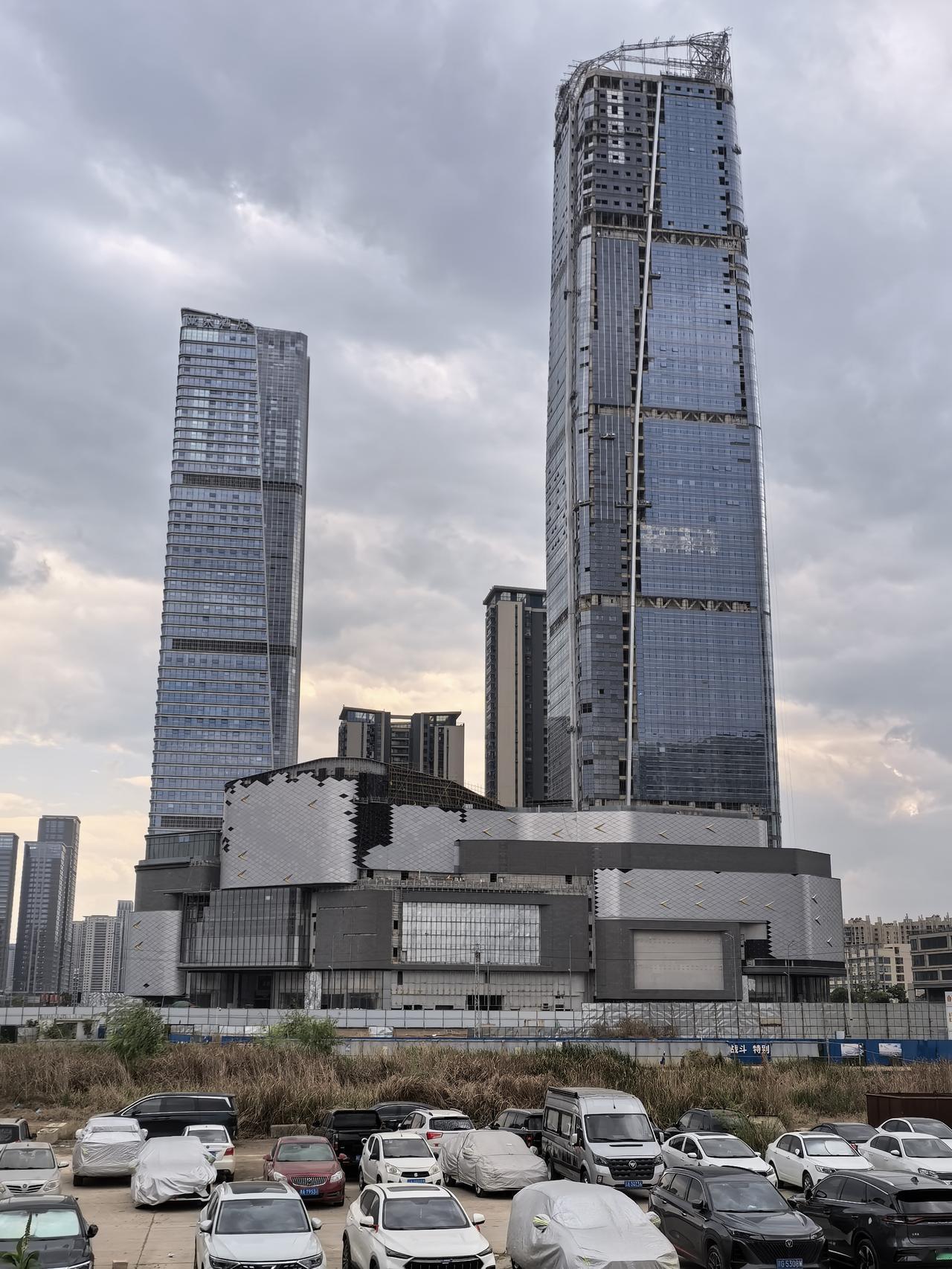 2026云南昆明最值得期待的购物中心昆明天街主塔玻璃外墙正在热火朝天，有条不紊地