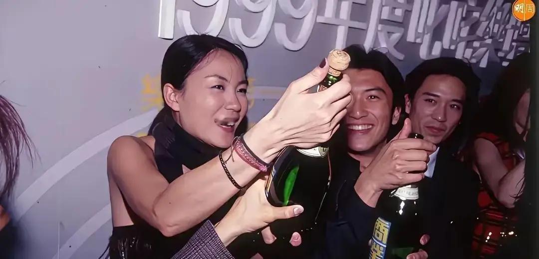 9年没牵手，今天十指紧扣
 
谢霆锋和王菲被拍到机场牵手，照片里他左手拎登机箱，