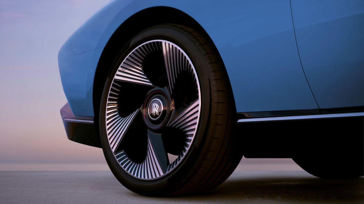 【劳斯莱斯专属车身定制典藏版系列首款作品：“夜莺”】项目命名源自亨利·莱斯（He