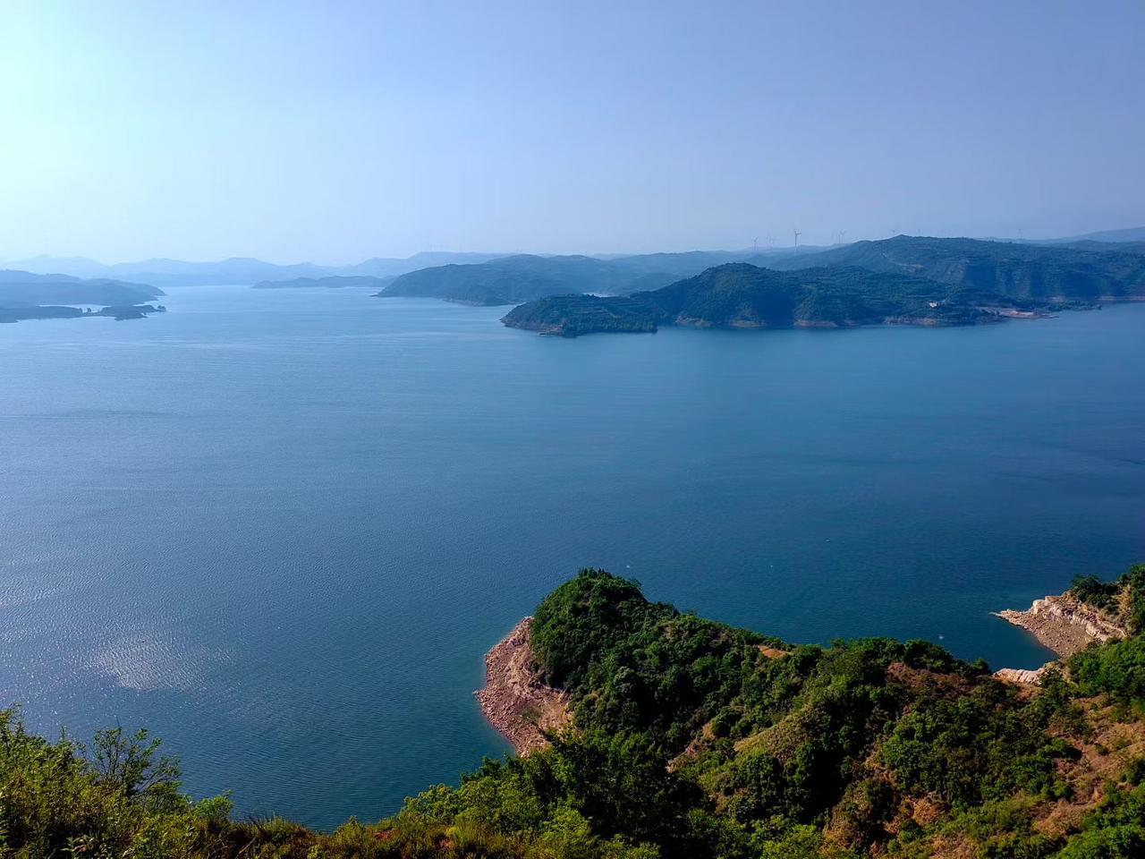 把茶席搬到湖边的山顶，眼前是烟波浩渺的湖景，耳边只有风声和水流声。不用追赶时间，