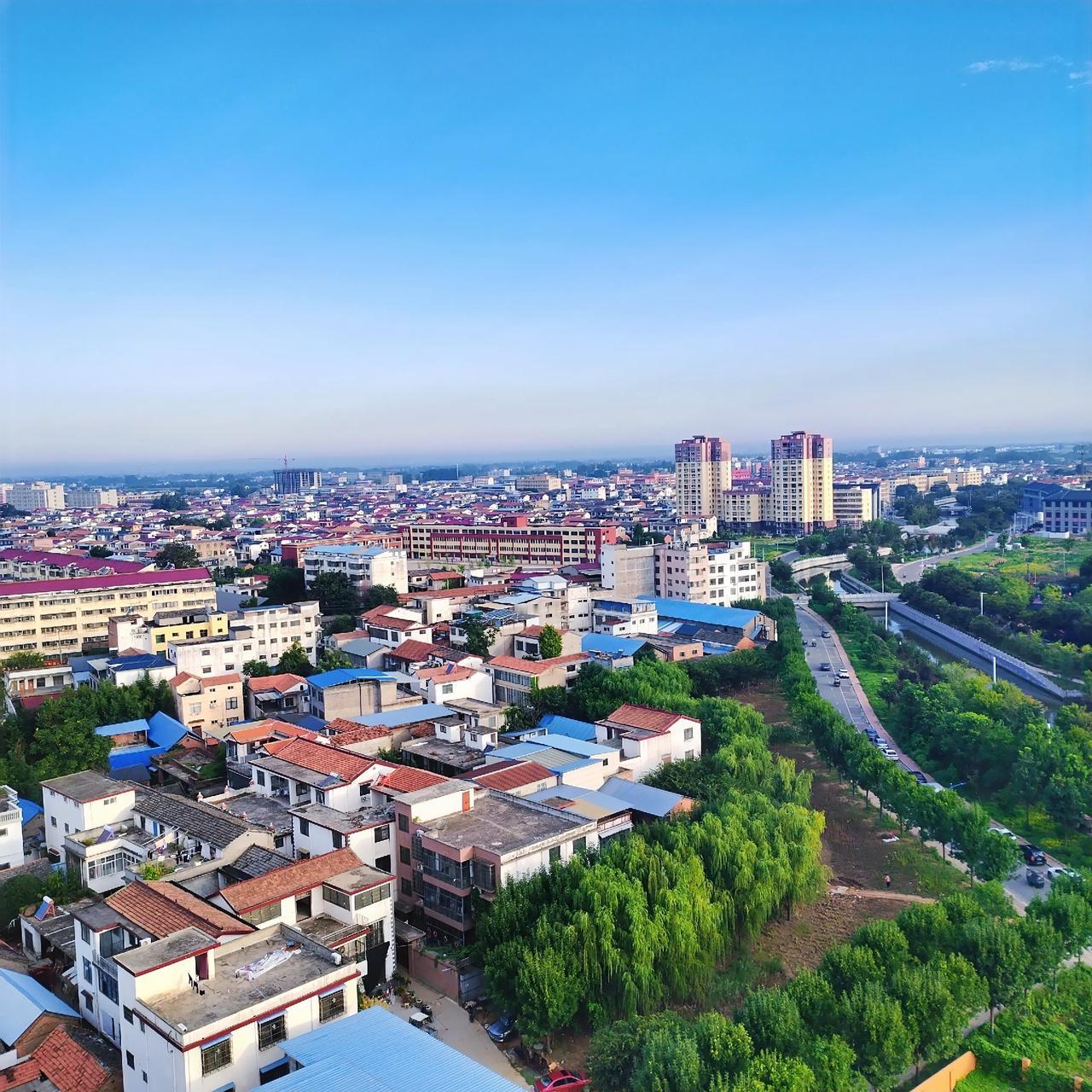 前天去南关小学送学生上学，空闲时间站在沈丘三高家属楼上，拿起手机随手拍了张照片，