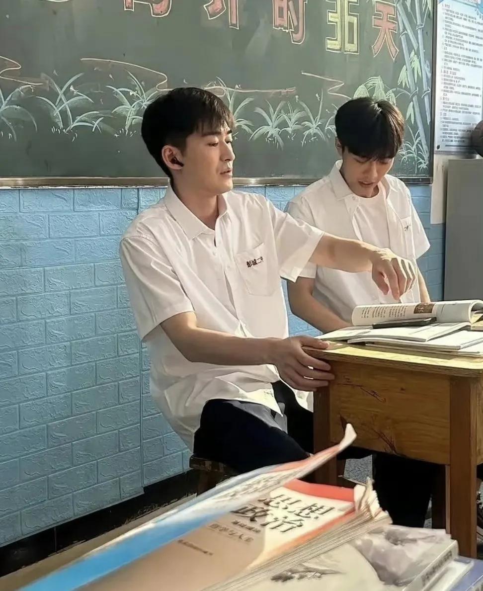 40岁的张翰演高中生遭到了网友的嘲讽，
其实这也没什么，毕竟就只差了20几岁，