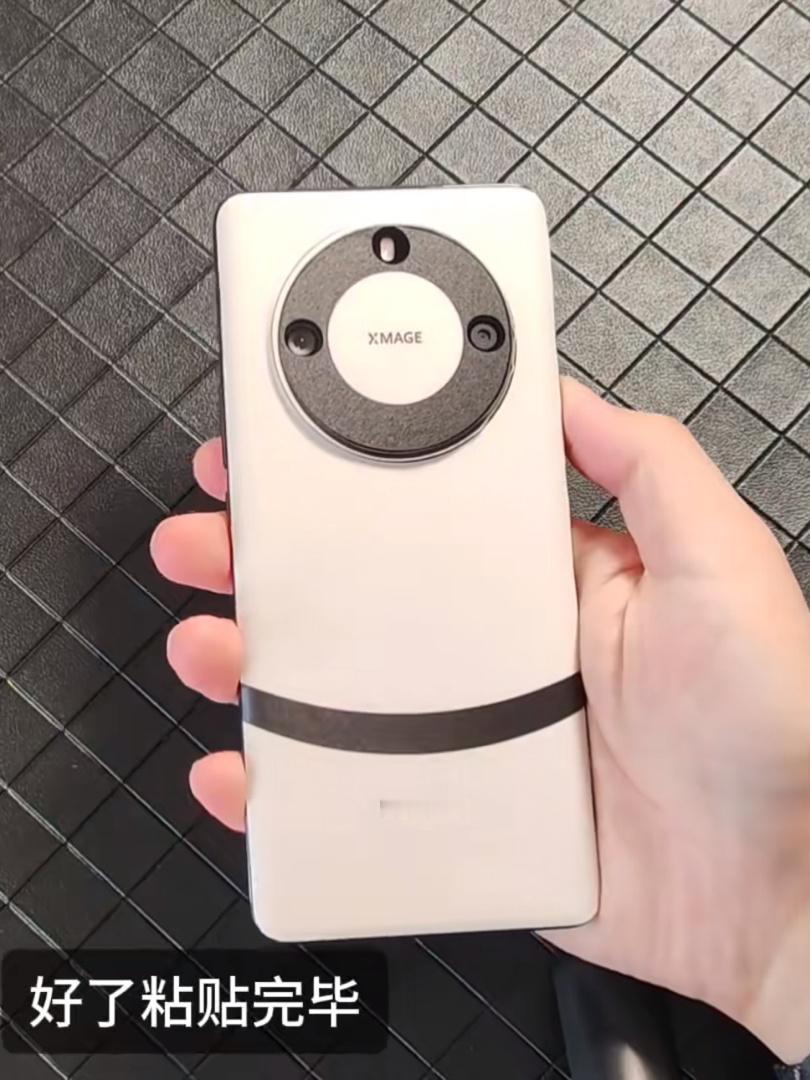 有网友给荣耀X50 GT整了个贴纸，秒变华为Mate60 Pro+，甚至三挖孔也