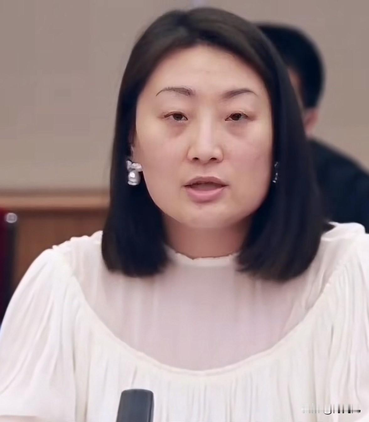一个宗馥莉，一个孟晚舟

都是国泰民安的脸型，
重要开会就素颜，衣着也淡雅，平时