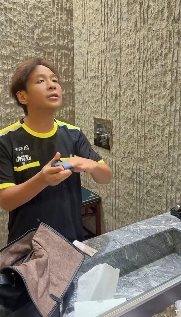 宋小宝当裁判必须先补妆宋小宝上场前的仪式感象牙山足球大赛限定精致裁判上线⚽ 