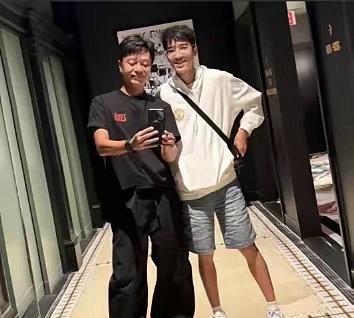 李克勤家那个19岁的大公子李立仁，这两天可把香港的社交平台给刷屏了。
​这小子之