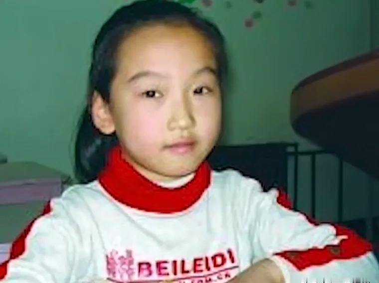 我国特种部队破格录取内蒙古一个只有6岁的女孩,直接成为军队最小的军官,传闻称她的