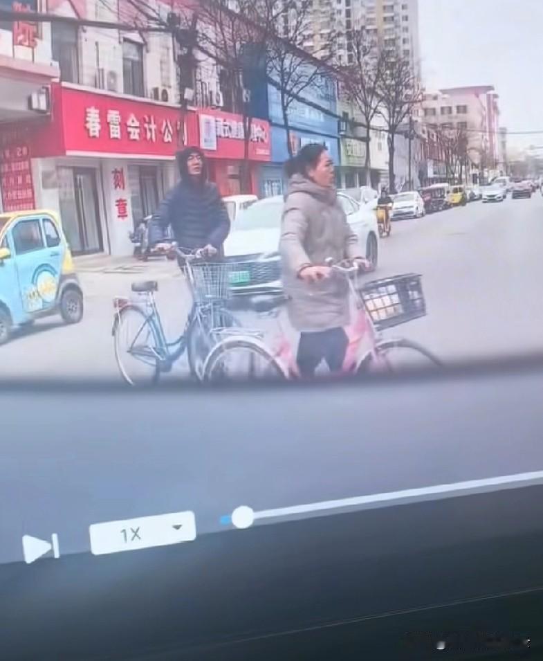 有人又遇到文安的这对母子了，两人还推着自行车在大街上游走。有网友爆料，现在这对母