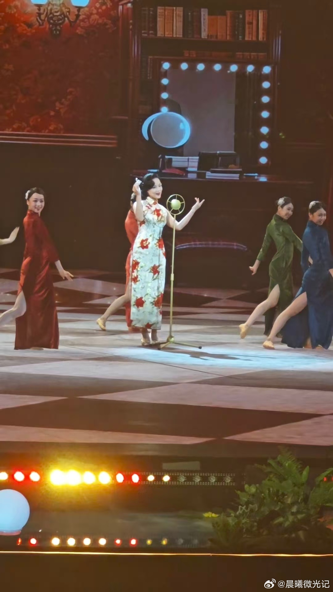 黄龄央视晚会路透带了3套造型 三分钟歌曲连换三套造型，这舞台呈现太有诚意！能看出