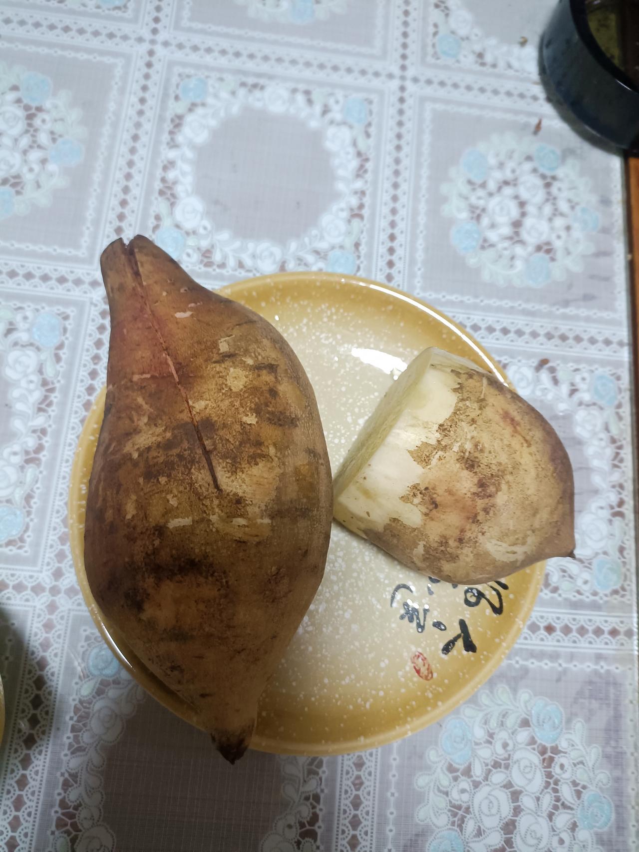雪莲果水分大不甜，很脆，适合于糖尿病人吃，从外观上看像红薯!//@儒雅白云YI: