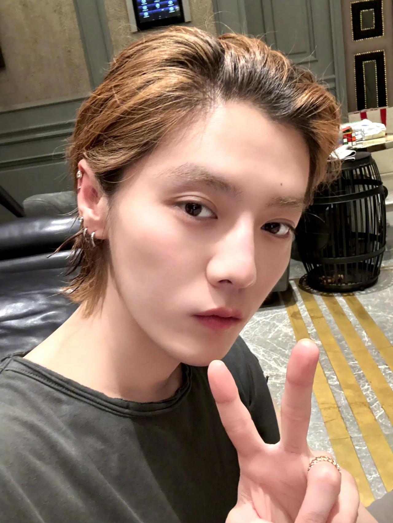 这是鹿晗的最新自拍，不羡慕他现在35岁还是娃娃脸，也不羡慕他皮肤干净，没有瑕疵。