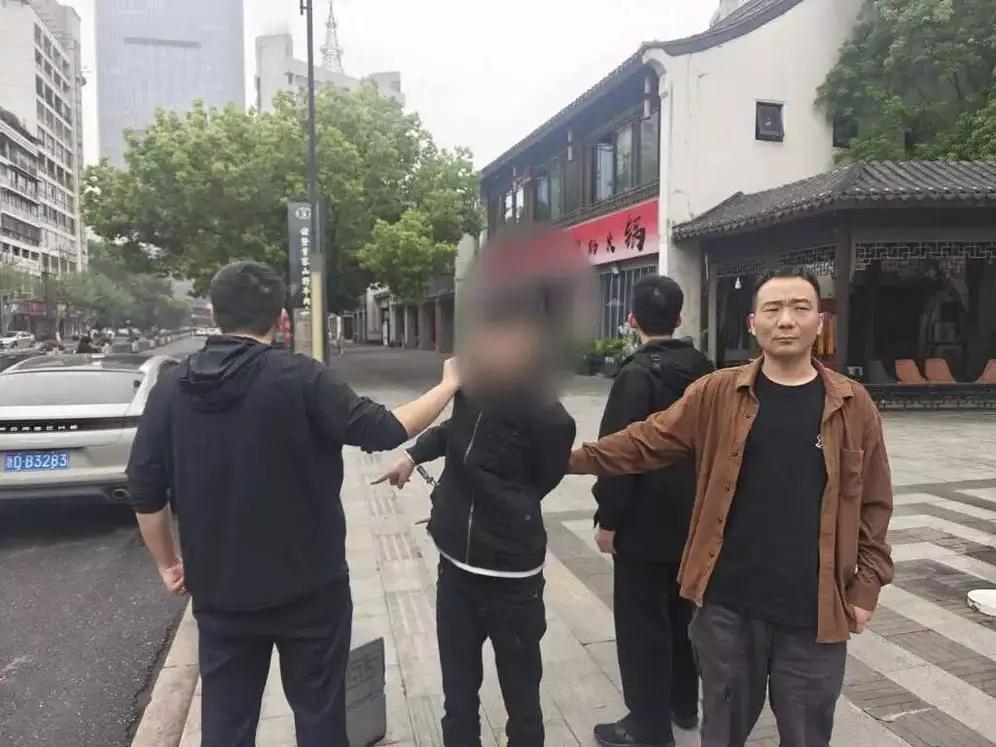 他本以为在车旁捡到300元是意外之喜，结果打开车门发现，放在扶手箱里的38000