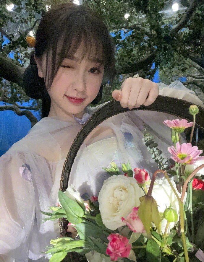 虞书欣 又来看小兰花啦，欣欣子真的好可爱！