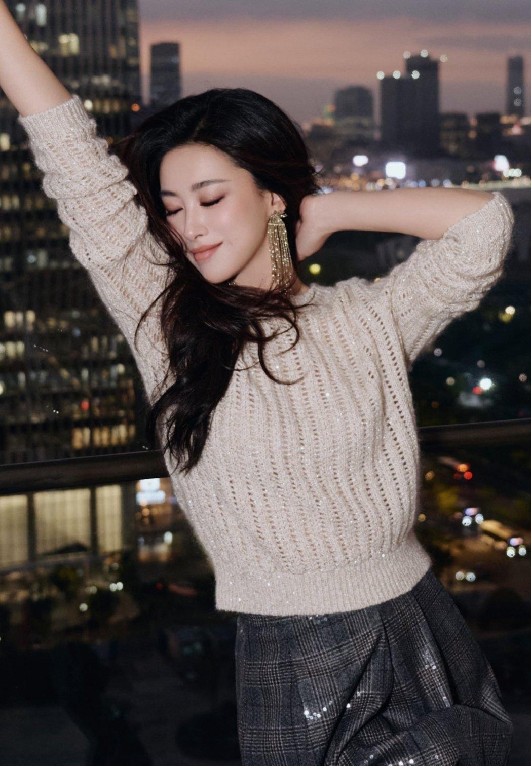 她是唯一长在我审美点上的女星。美得像首诗——不是那种一眼惊艳的冲击，而是像清晨薄