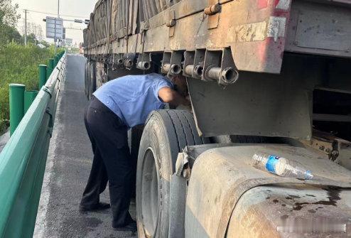 【#大货车轮胎冒烟民警迅速处置#】​近日，安徽合肥，一辆大货车突然冒起白烟引起驾