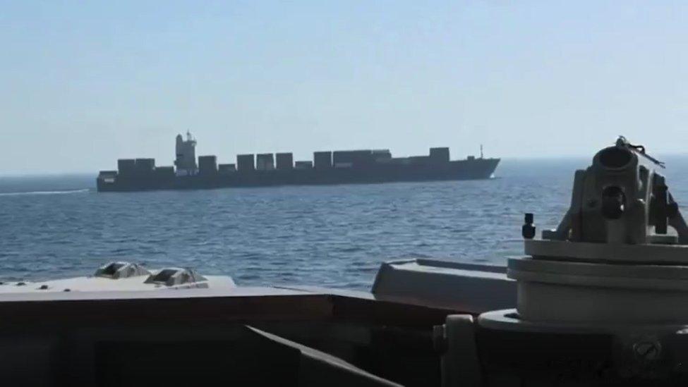 凤凰新闻【美国武力拦截并向伊朗货船开火，视频公布】目前，美国海军陆战队已控制该船