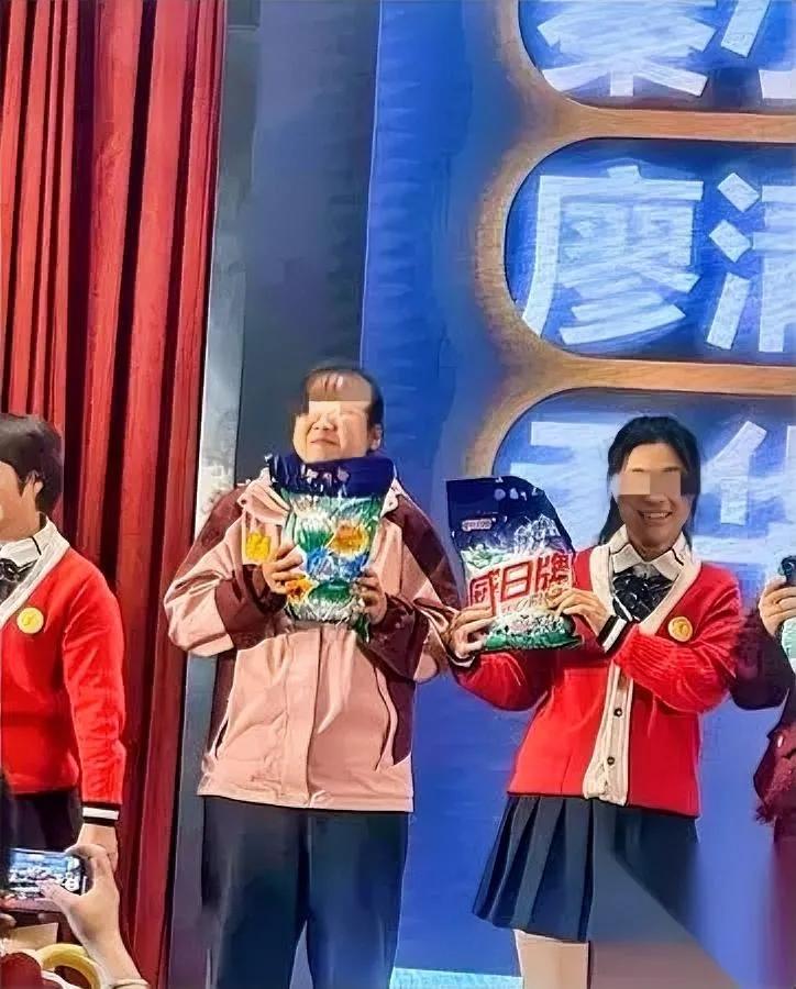 年会奖品能多离谱？看看这！

一排员工上台领的奖品，竟是洗衣粉！

十多块钱的东