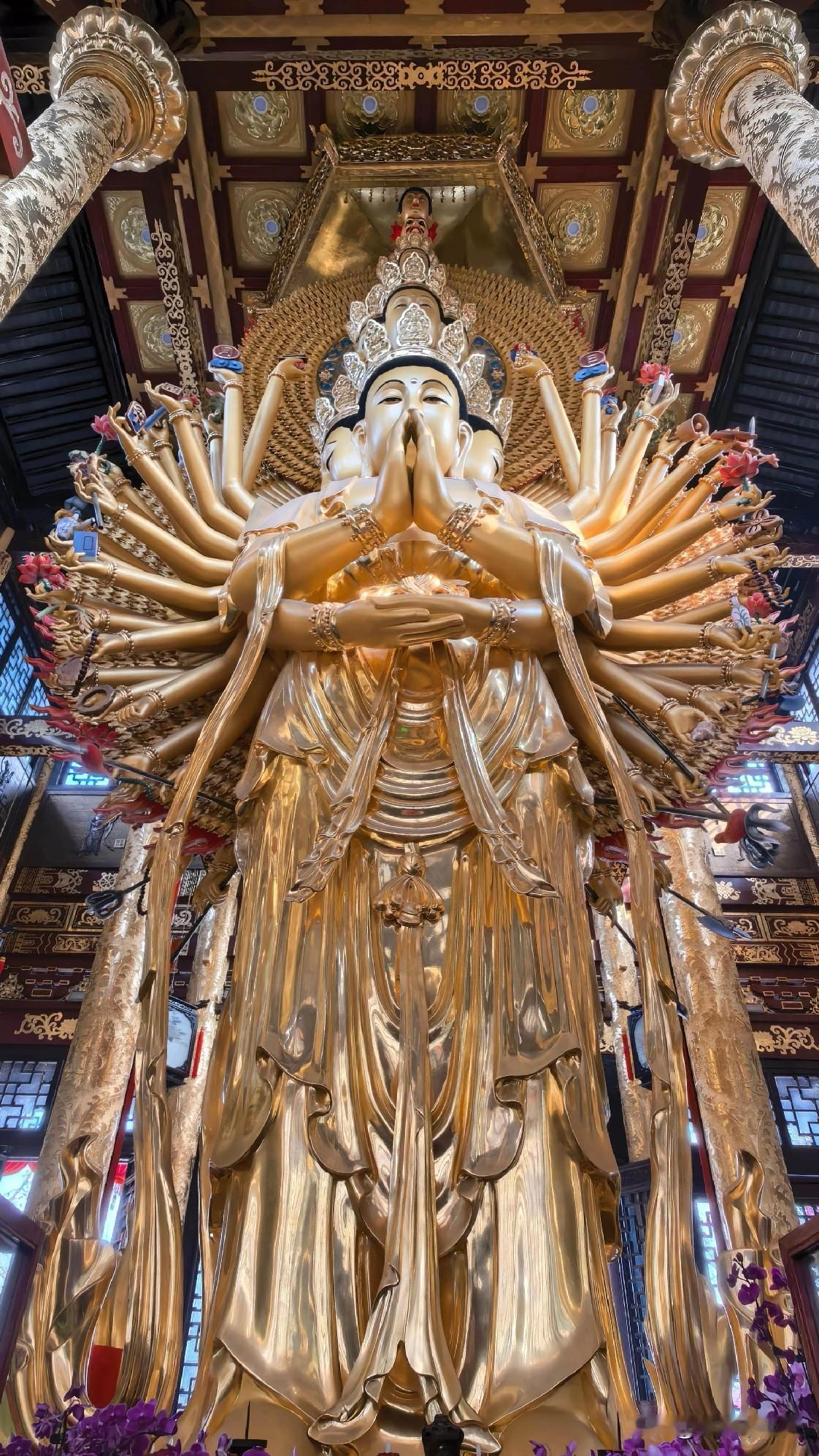 走进惠山寺的那一刻，我被千手观音狠狠治愈了
 
推开大悲阁的木门，檀香混着旧木的