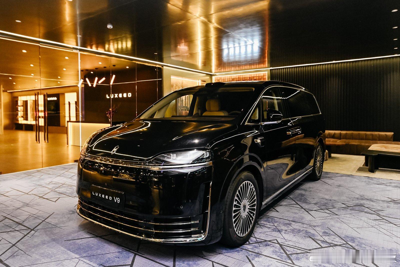 2026北京车展现场，鸿蒙智行智界V9重磅登场，作为品牌旗舰豪华MPV，一出场就