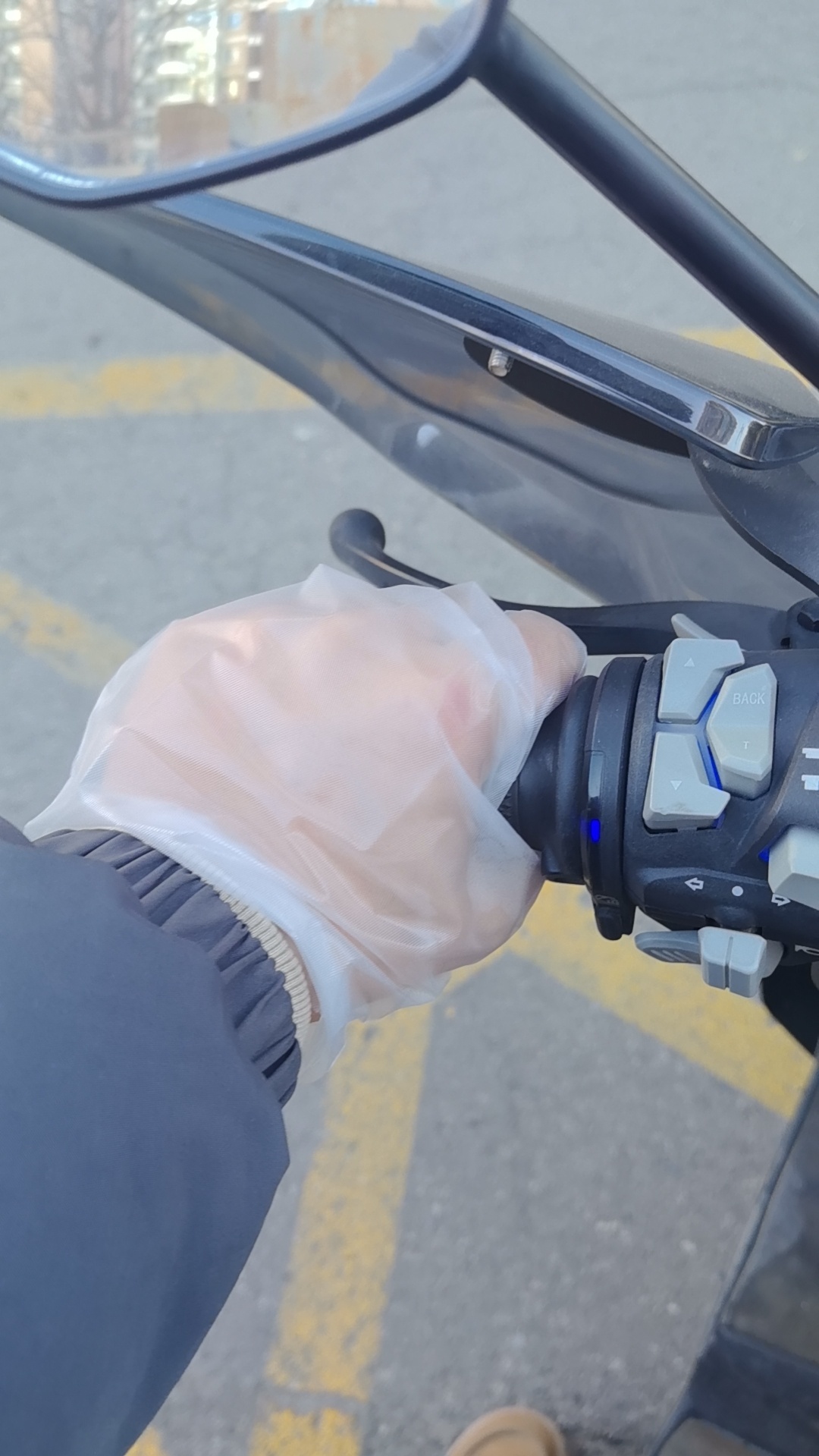 车若初见 大早上没戴手套，只能拿这个装模作样一下