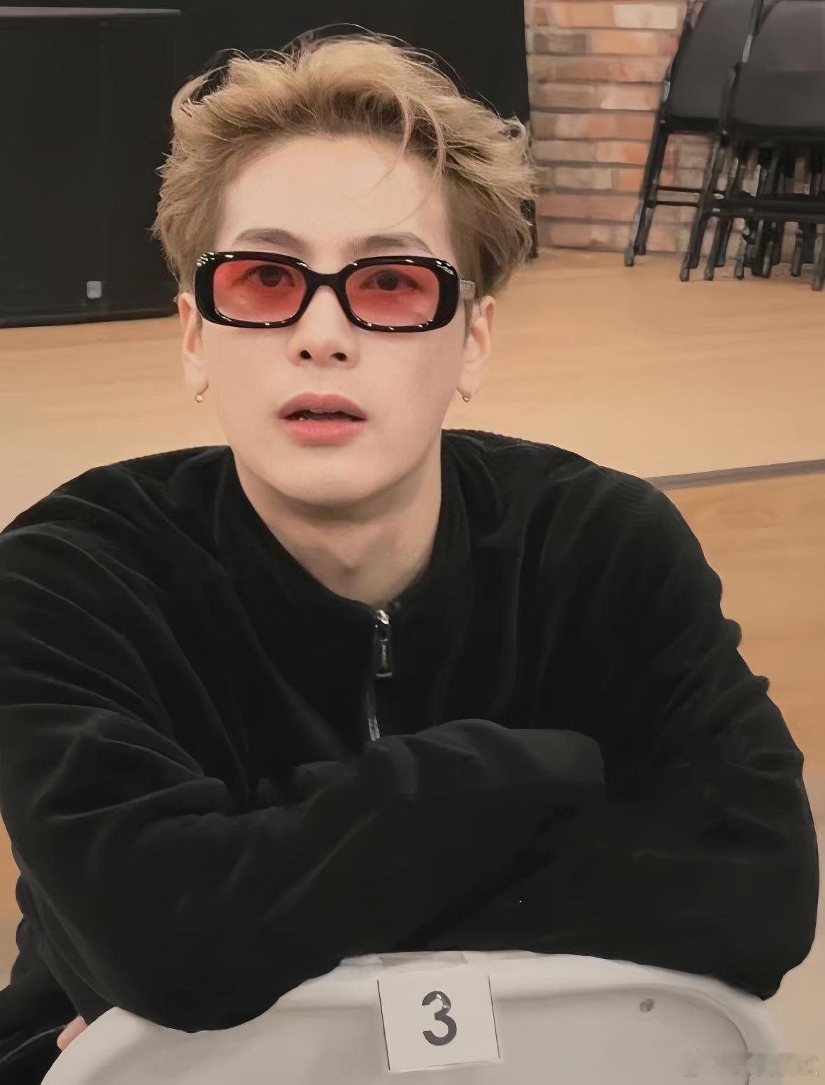 香榭丽舍大街颜值福利！王嘉尔抱公仔比玩偶还萌，时尚完成度全靠脸和气场，嘴硬否认可