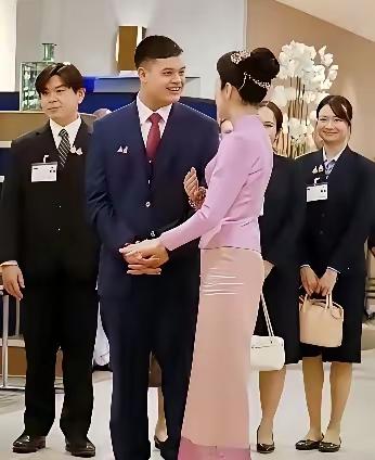 泰王74岁生日宴上，诗妮娜贵妃低调回归，身边跟着提帮功小王子。两人全程有说有笑，