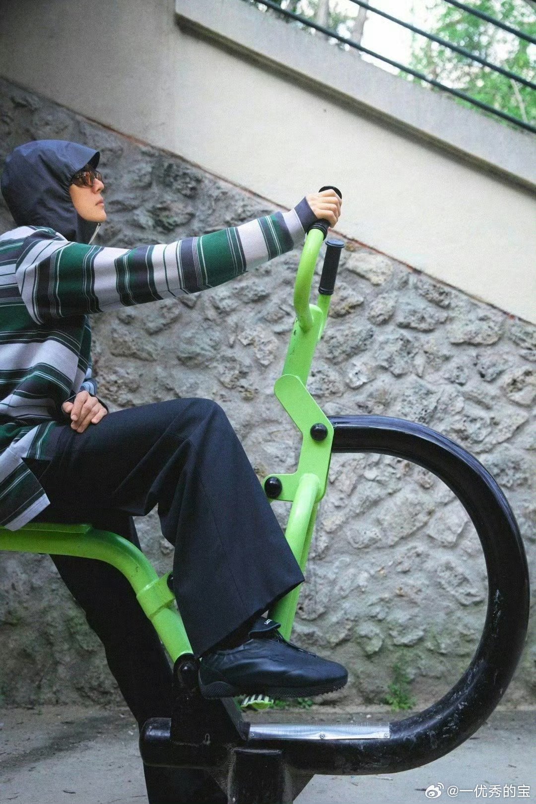 啊啊啊啊，LACOSTE有好多图啊！这是怎么拍也拍不够的节奏啊！好爱王一博！王一