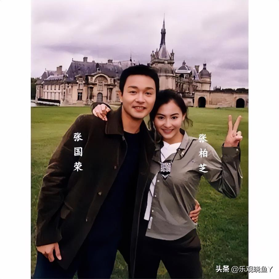 这是张国荣与张柏芝在法国巴黎的一张珍贵合影，摄于1999年。那时哥哥43岁，已经