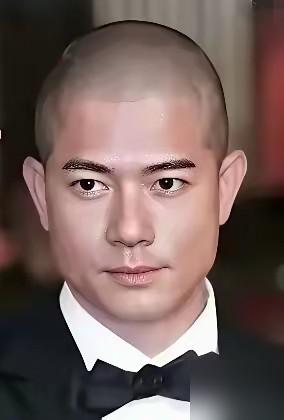 把郭富城和黎明按进理发椅，剃光头后，藏了几十年的秘密全露出来了。
黎明的光头，