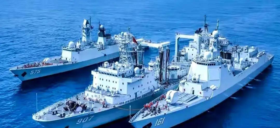 快讯！快讯！
镜头里那条庞然大物像一座铁灰色的山，左右两艘055贴身护住，后面9