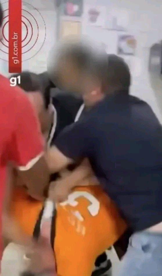 巴西这事儿真是够离谱的。一个男子因为女儿手机被老师没收，直接冲进学校连续殴打老师