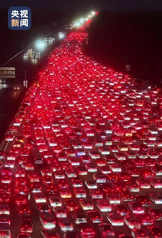 震撼！10月8日晚上12点，国庆高速免费停止！中国最大收费站挤满返程大军，一片红