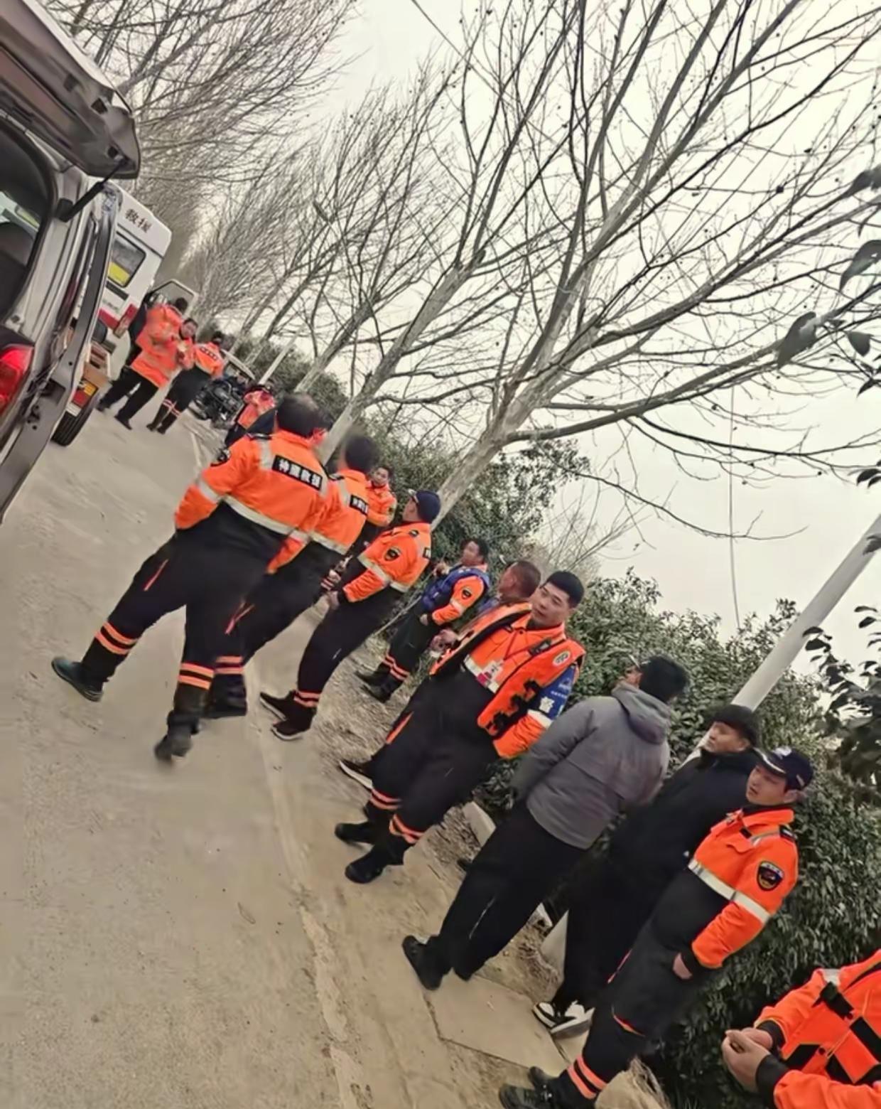 丁集镇谷河二桥搜救 向神鹰救援队致敬 辛苦了 今天带了声纳也没探寻到 也许搜寻不