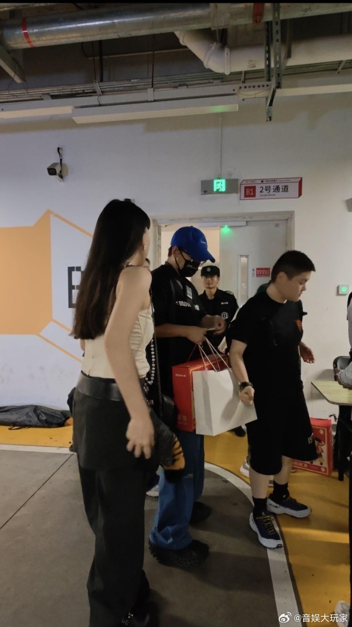 在歌手棚门口偶遇吴莫愁歌手偶遇吴莫愁曝歌手第五期补位嘉宾，吴莫愁出现在歌手棚门口