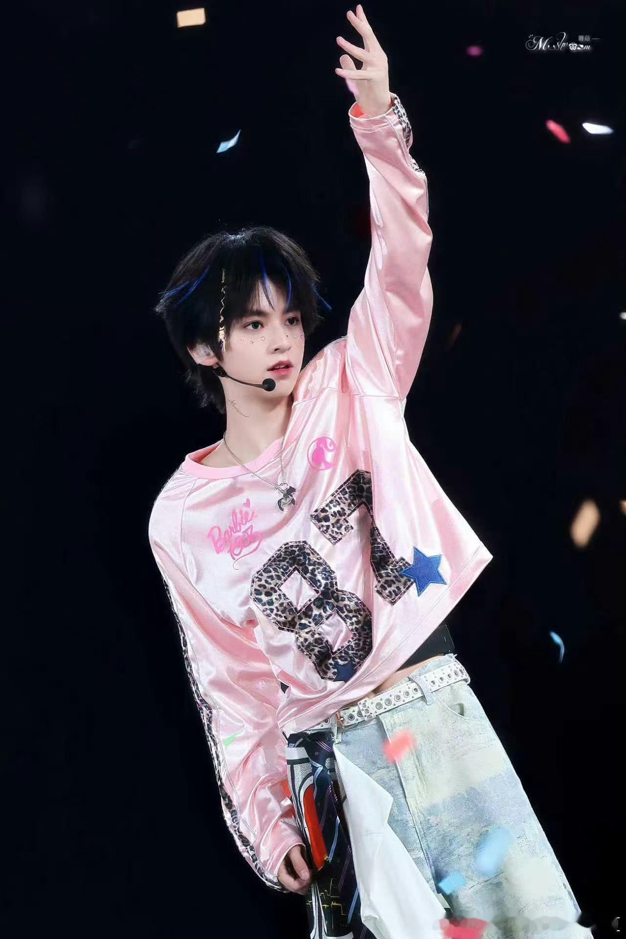 今晚最喜欢的几张！杨涵博挑染 帅到飞起杨涵博是哥哥，杨涵博是妹妹，妹堡太萌了……