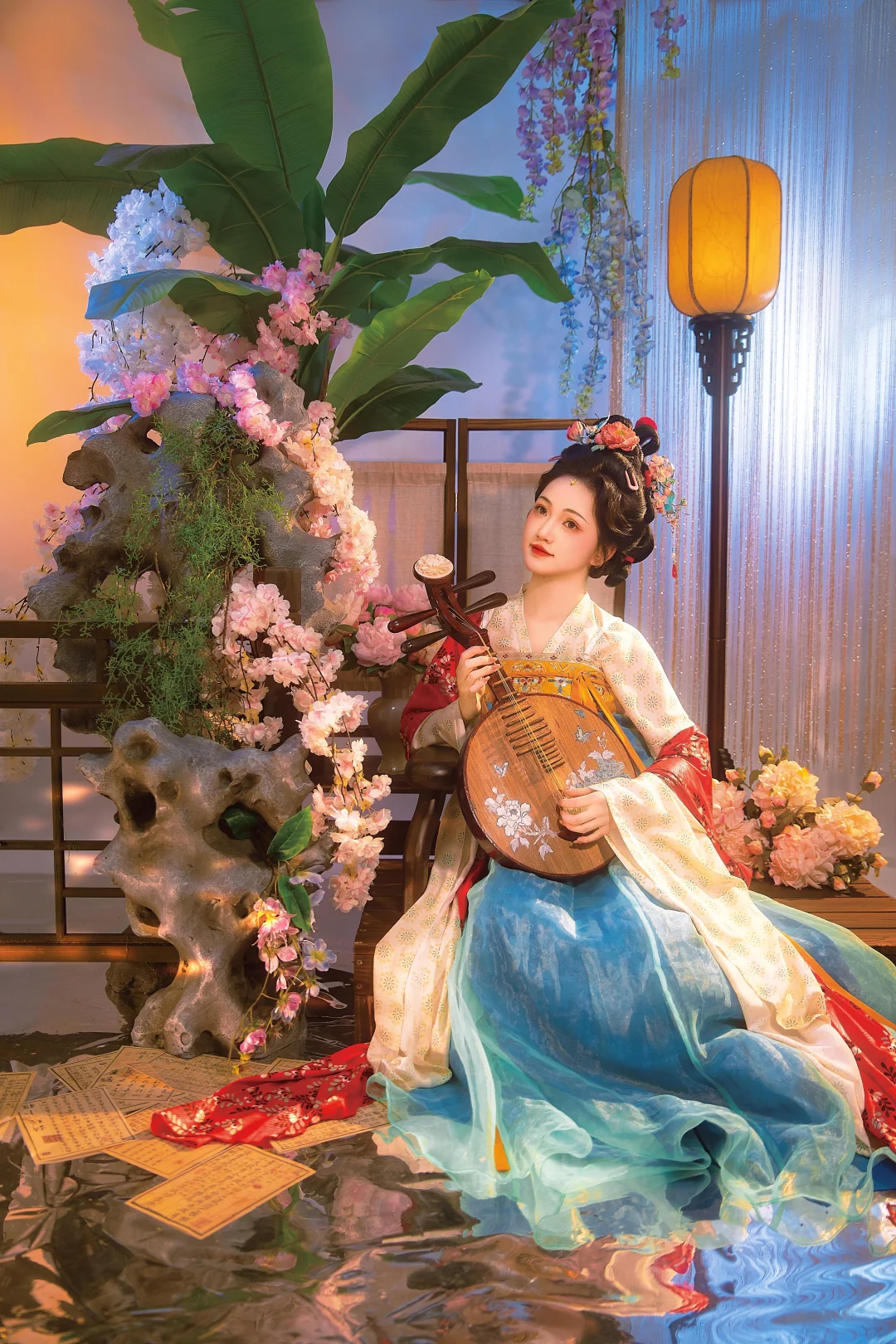 “春亭晚坐”🌸小公主说她爱弹古琵琶和赏花