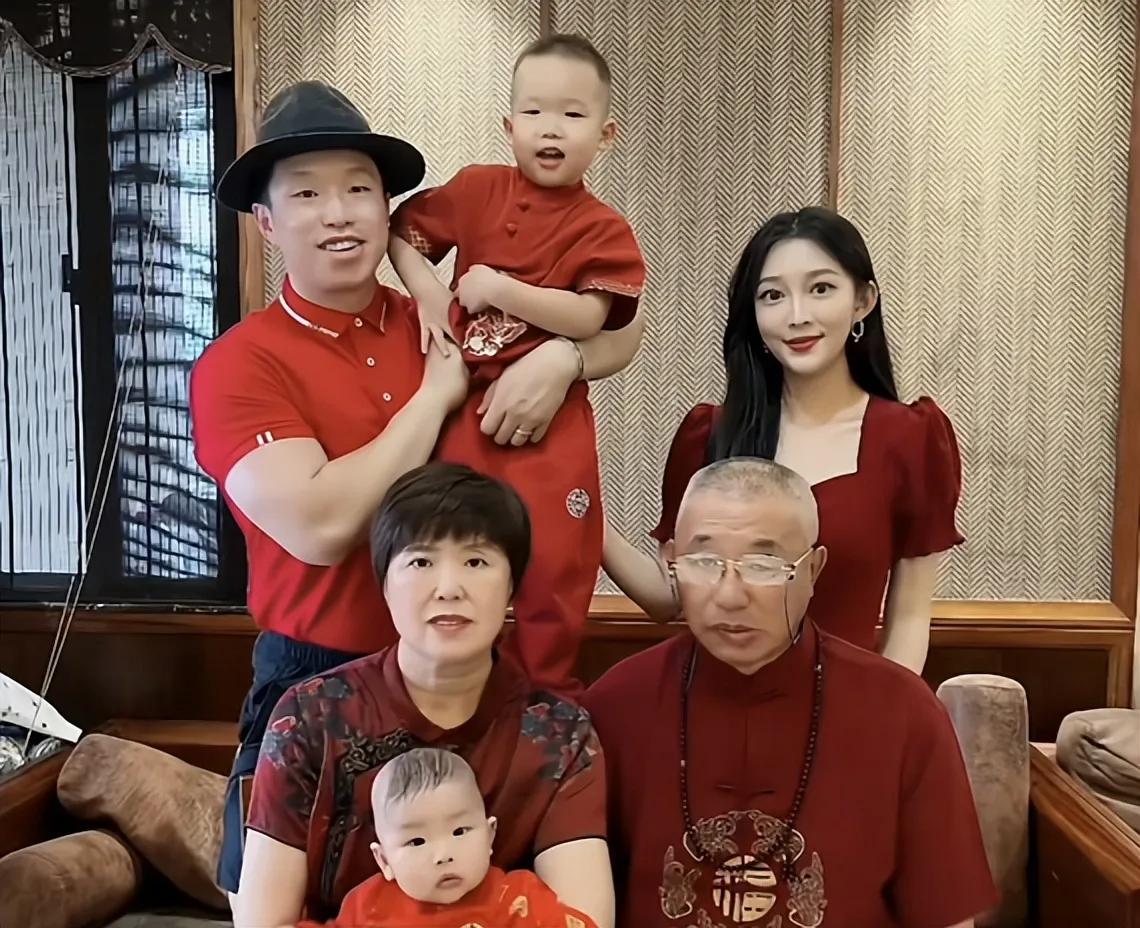 不管是相貌平平还是相貌堂堂，他们在父母心目中永远是最优秀最漂亮的。