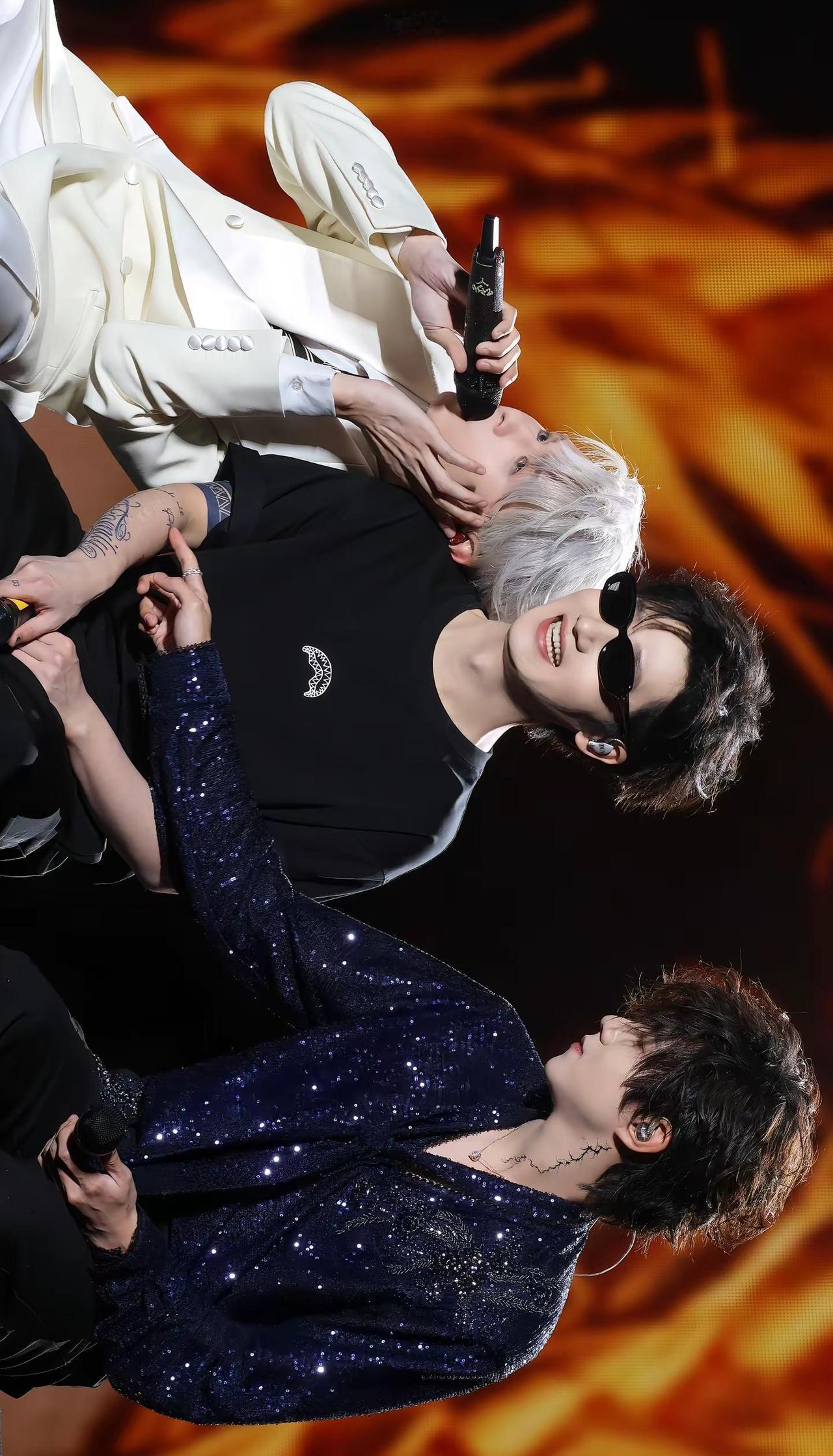 别再翻他们去年的舞台视频了。
他们正在拆解上海梅赛德斯奔驰文化中心的舞台结构。