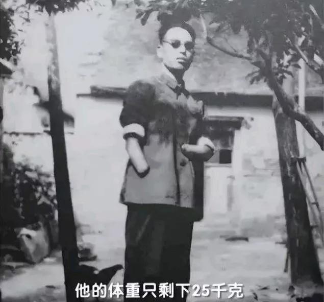 1950 年，长津湖战役中，17 岁的朱彦夫重伤昏迷，被美军补刀划开肚子，疼醒之