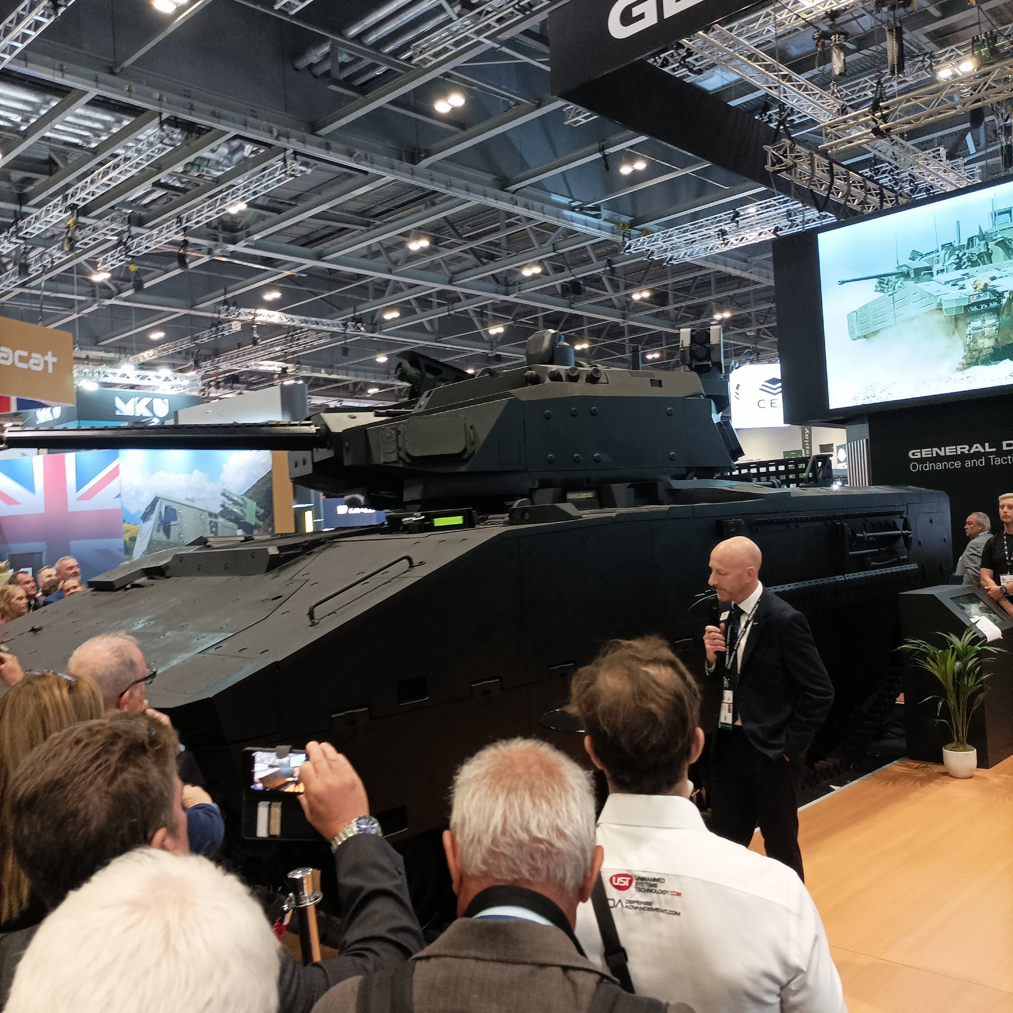 每天认识一件兵器 英国DSEI展出的阿贾克斯步兵战车(AJAX IFV)，三名车