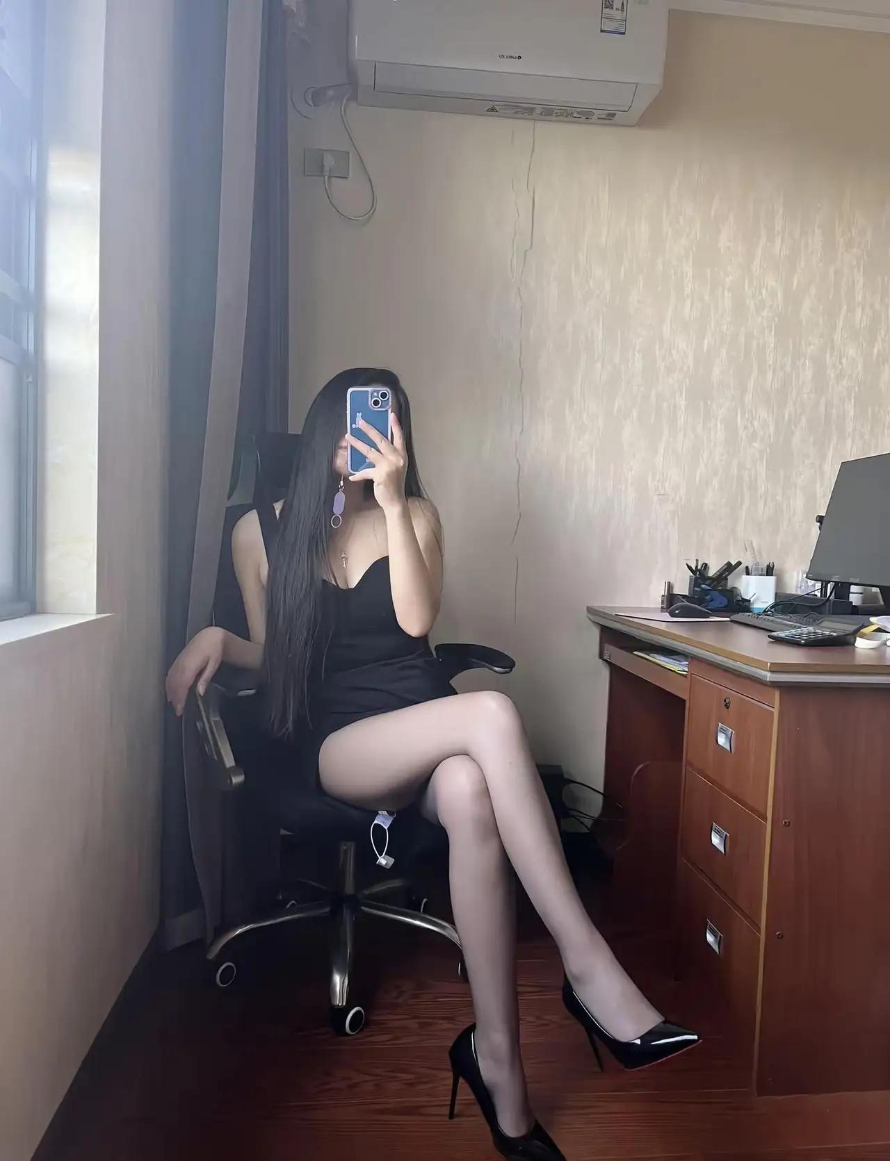 周末，公司叫加班，我这身衣服会不会惊艳到老板啊！